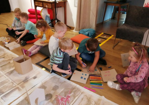 Dzieci budują z różnych materiałów budowle